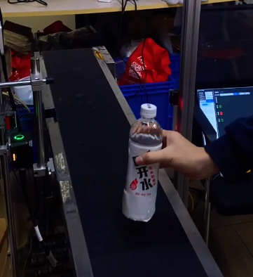 流水線側(cè)面安裝智能讀碼器，數(shù)據(jù)自動比對，掃碼成功綠燈亮，掃不上 / 混料立即紅燈報警 + 停機(jī)，從源頭防錯料，提升生產(chǎn)效率.png